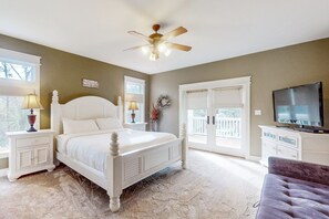 4 bedrooms, iron/ironing board, internet, bed sheets - Spacious dog-friendly home w/pool, hot tub, access to tennis, pickle ball, pools (St. George Island)