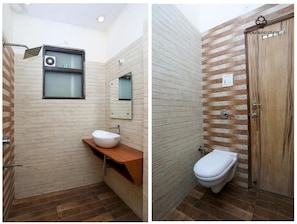 Shower, rainfall showerhead, free toiletries, towels