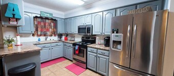 Clean, Pet Friendly, Travel Nurse, Remote Work Home w/ Garage - Tesla Charger