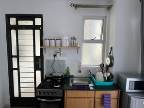 Kühlschrank, Mikrowelle, Ofen, Wasserkocher