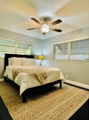 2 bedrooms, desk, iron/ironing board, free WiFi - Wilton Manors house near beaches 2 BR large yard (Fort Lauderdale)