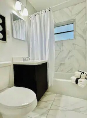 Combined shower/bathtub, hair dryer, towels, soap - Wilton Manors house near beaches 2 BR large yard (Fort Lauderdale)