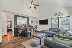 TV, books, offices - Delightful Family-Friendly Home in the Heart of WA (Olympia)