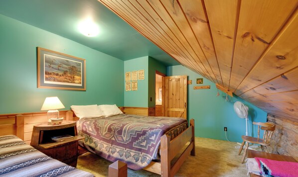 4 bedrooms, desk, WiFi, bed sheets