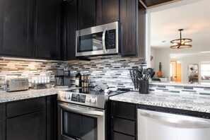 冰箱、微波炉、烤箱、炉灶