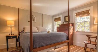 Cozy 3 bedroom Cottage on Farm with great outdoor space 10 min to Bellows Falls