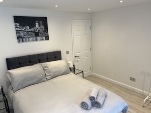 3 bedrooms, iron/ironing board, free WiFi, bed sheets - Luxury 2 bedroom apartment in London near the O2 and Canary Wharf (London)