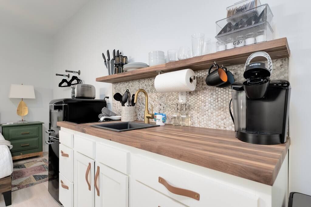 Kjøleskap, ovn, kokeplater og kaffetrakter/tekoker