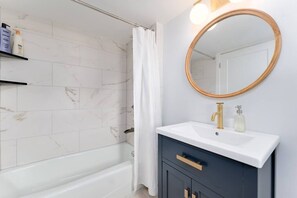 Hair dryer, towels, shampoo, toilet paper - Be A Nomad | Jacksonville Beach Studio | Walk to Water | Free Parking (Jacksonville Beach)