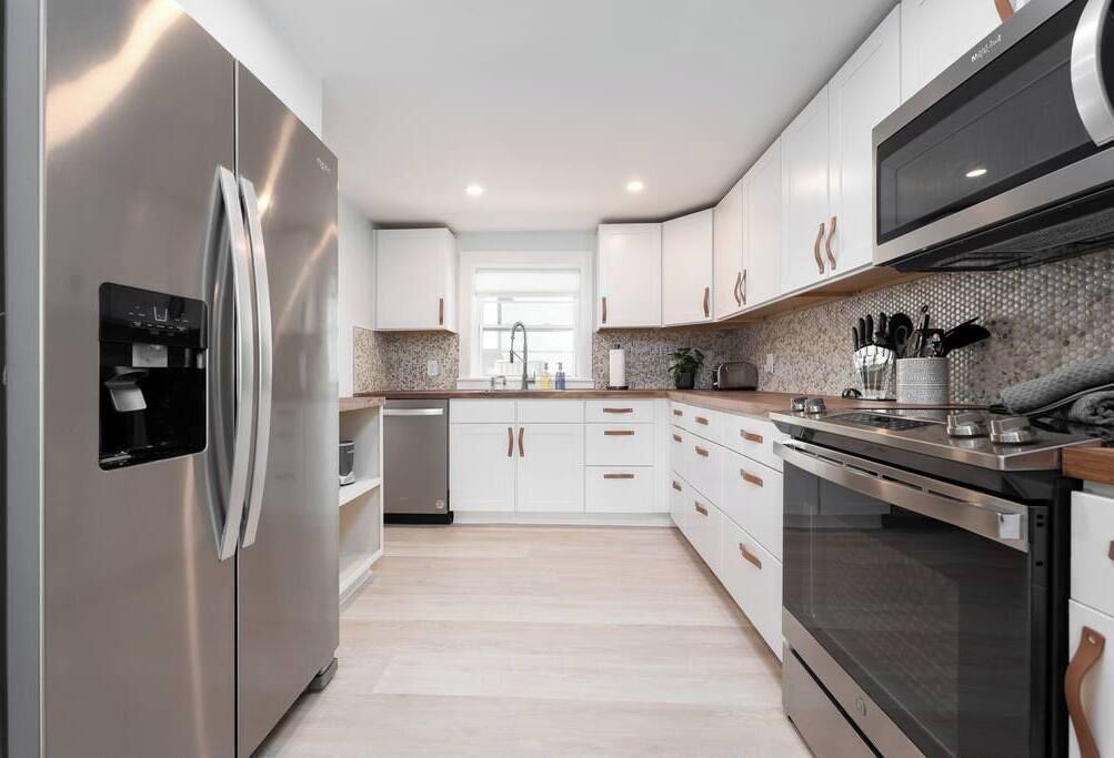 Kjøleskap, mikrobølgeovn, ovn og kokeplater