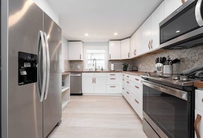 Geladeira, micro-ondas, fogão, cooktop