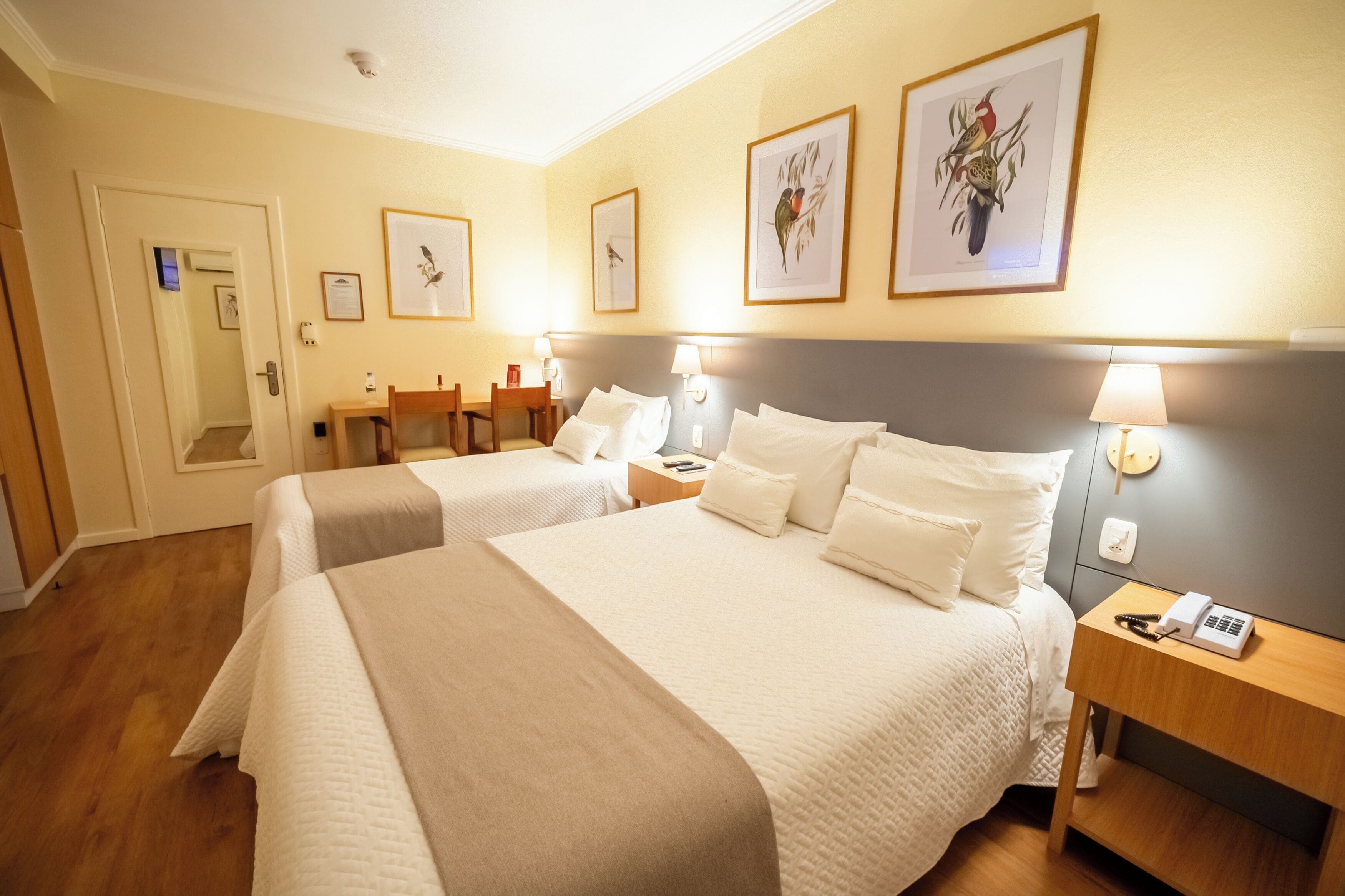 Quarto triplo luxo | Frigobar, cofres nos quartos, individualmente decorados, escrivaninha