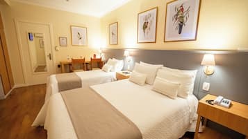 Quarto triplo luxo | Frigobar, cofres nos quartos, individualmente decorados, escrivaninha