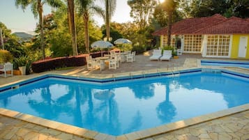 室外游泳池,池畔遮阳伞,日光浴躺椅