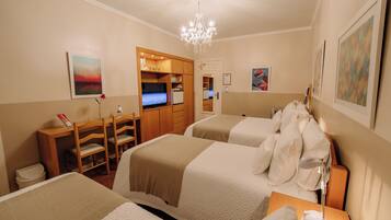 Apartamento Quádruplo Luxo | Frigobar, cofres nos quartos, individualmente decorados, escrivaninha