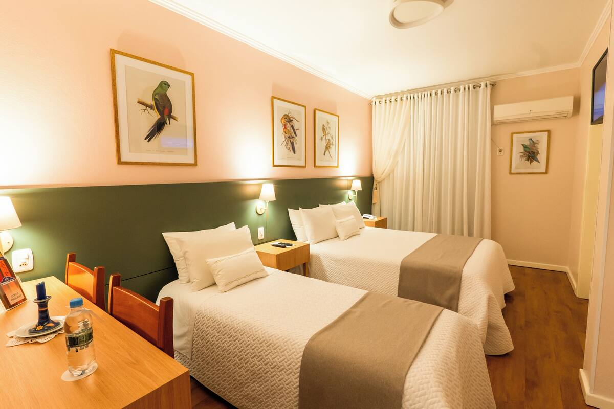 Quarto triplo luxo | Frigobar, cofres nos quartos, individualmente decorados, escrivaninha