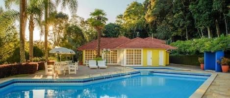 Piscina externa, guarda-sóis, espreguiçadeiras