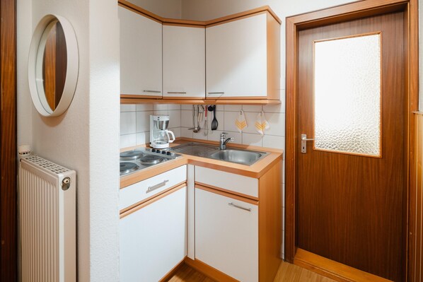 Fridge, coffee/tea maker, toaster