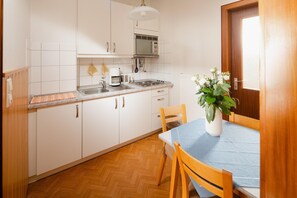 Kühlschrank, Mikrowelle, Wasserkocher mit Kaffee-/Teezubehör, Toaster