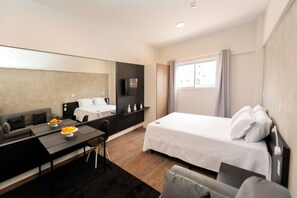 Minibar, desk, laptop workspace, free WiFi - Esuites Sorocaba (Sorocaba)