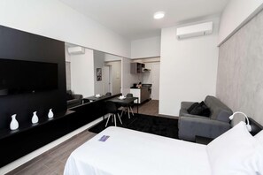 Minibar, desk, laptop workspace, free WiFi - Esuites Sorocaba (Sorocaba)