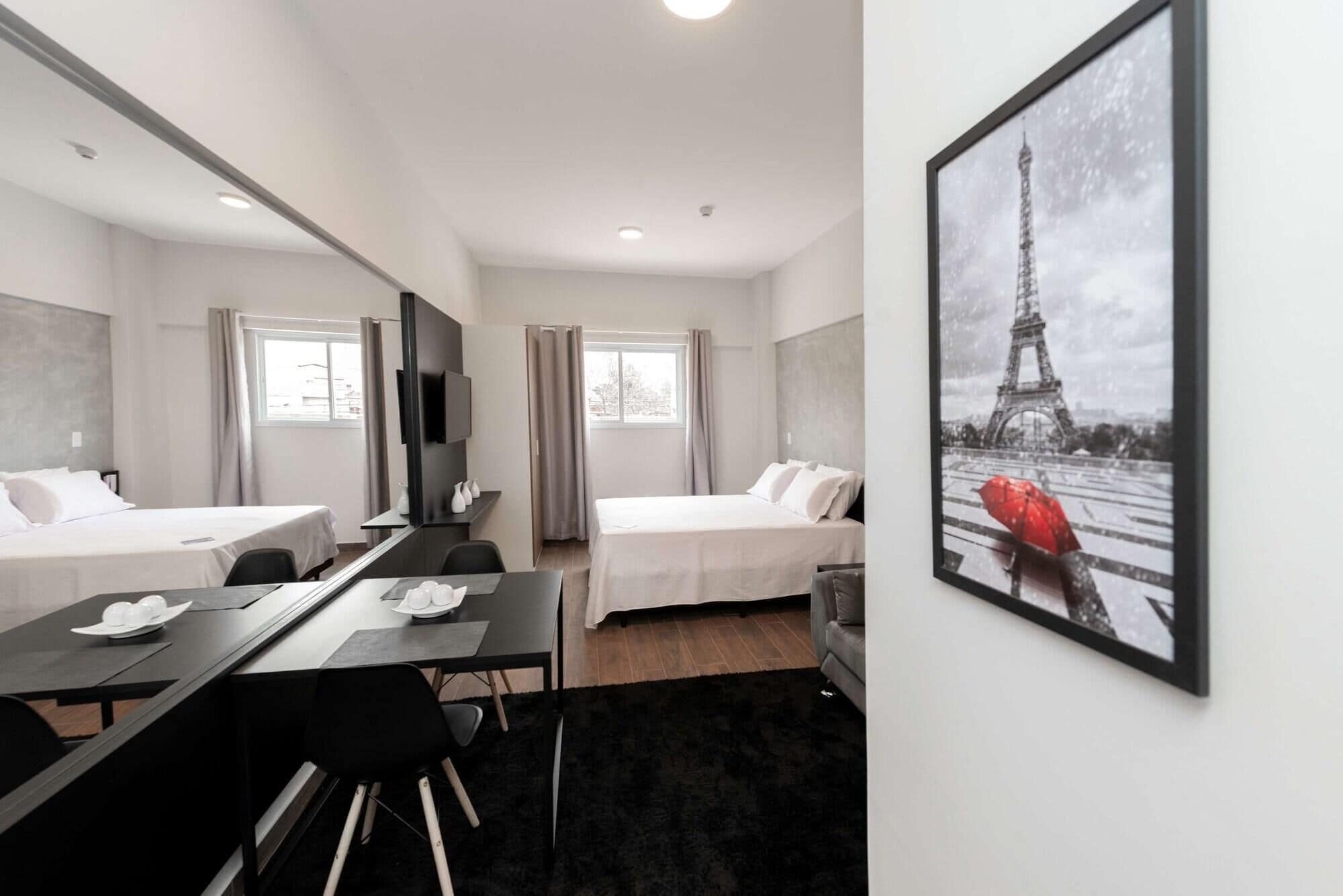 Minibar, Schreibtisch, laptopgeeigneter Arbeitsplatz, kostenloses WLAN