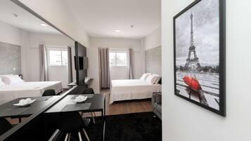 Minibar, escritorio, espacio para trabajar con laptop y wifi gratis