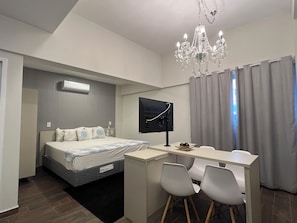 Minibar, desk, laptop workspace, free WiFi - Esuites Sorocaba (Sorocaba)