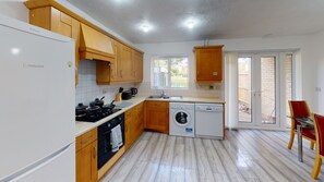 Micro-ondas, fogão, lava-louças