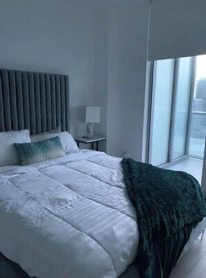 1 camera, una scrivania, Wi-Fi