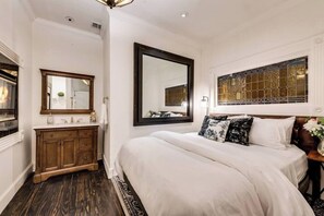 4 bedrooms, iron/ironing board, travel crib, free WiFi - Step into Dallas historic architecture meets modern luxury minutes from Downtown. Soaring ceilings, crystal chandeliers, and a grand stone fireplace plus contemporary comforts and a huge private balcony. (Dallas)