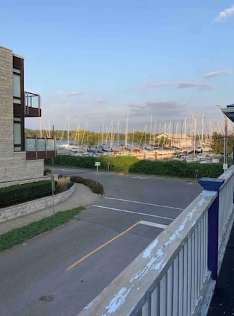 Property grounds. Historical Waterfront King George Inn 8
