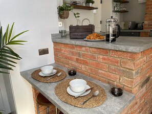 Fridge, dishwasher, electric kettle, toaster - The Old Brewhouse & Piggery (Newport)