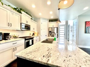 Geladeira, micro-ondas, fogão, cooktop