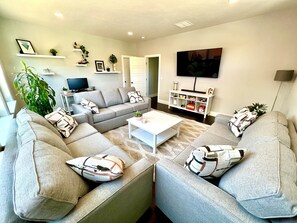 Smart TV, lareira, pebolim, mesa de pingue-pongue