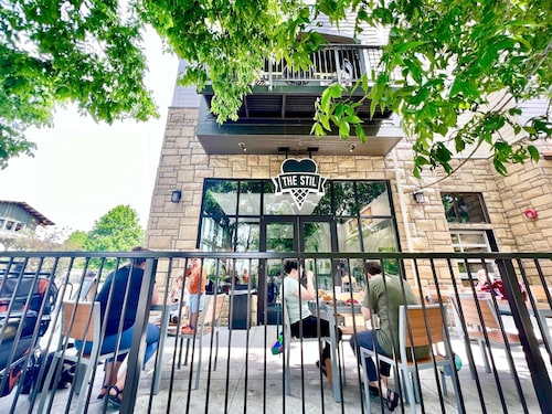 The Greenbelt Getaway- Views, Pets, Games, Fun!