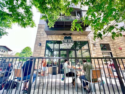 The Greenbelt Getaway- Views, Pets, Games, Fun!