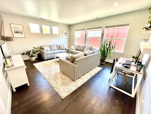 Smart TV, chimenea, futbolito y tenis de mesa 