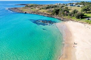 بالقرب من الشاطئ