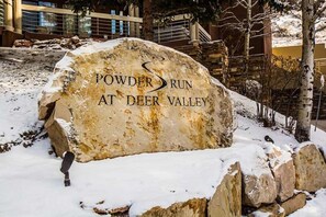 Une grande plaque en pierre portant l'inscription : « Powder Run à Deer Valley ».