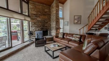 Powder Run 2 BR + LOFT A34 | Area keluarga | Televisi layar datar 40-inci dengan saluran TV kabel dan perapian