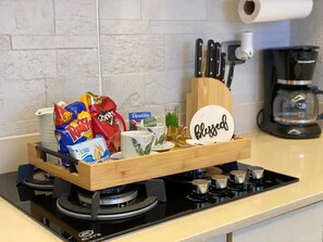 Refrigerador, microondas, parrilla de estufa y cafetera y tetera 