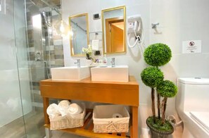 Dusche, Seife, Shampoo, Toilettenpapier