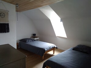 3 makuuhuonetta, silitysrauta/-lauta, vauvan matkasänky, Wi-Fi