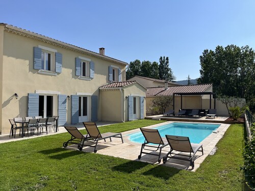 Spacious 6-bedroom villa with a private pool and views of the vineyards