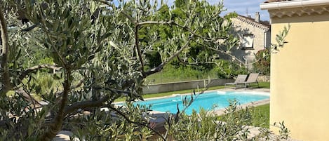 Una piscina al aire libre, una piscina climatizada