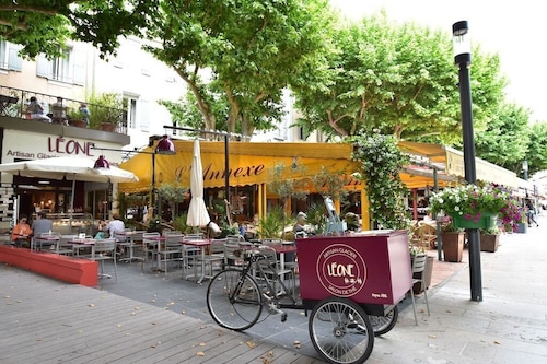 6-bedroom villa with pool and vineyard views