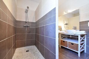 Badewanne, Haartrockner, Handtücher