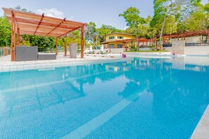 Una piscina al aire libre