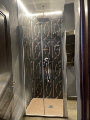 Suite estudio exclusiva | Baño | Ducha y cabezal de ducha tipo lluvia
